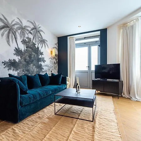 Lovely Close To Eiffel Tower